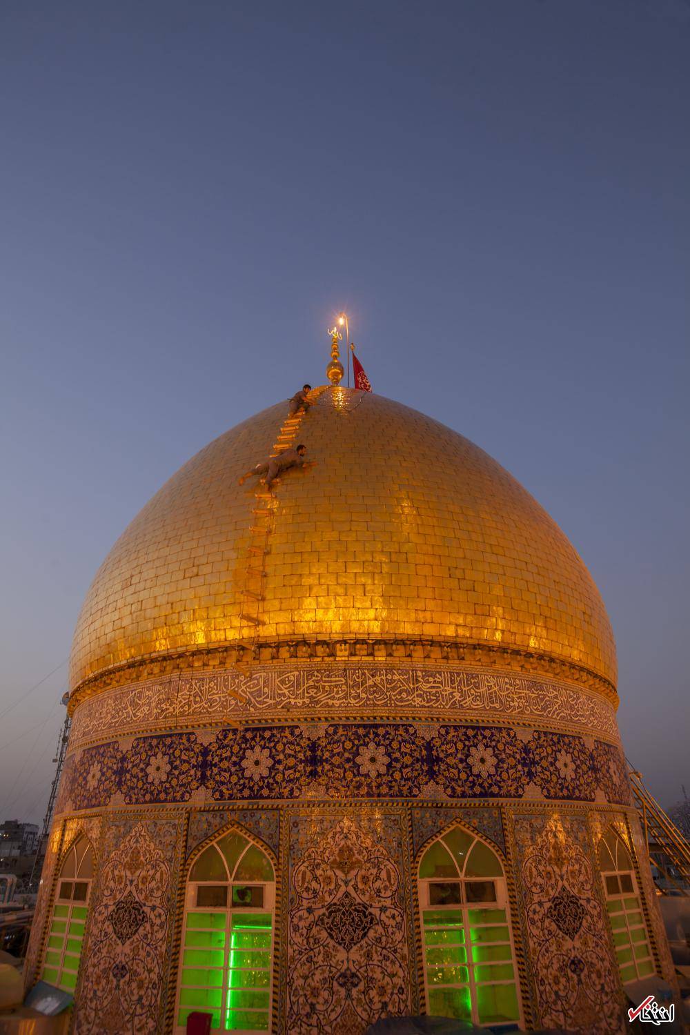 تصاویر : شست‌وشوی گنبد طلایی حضرت عباس(ع)