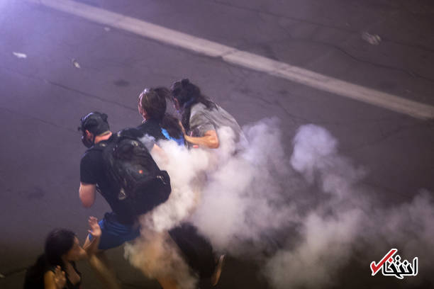 عکس/ متفرق کردن مخالفان ترامپ با گاز اشک آور
