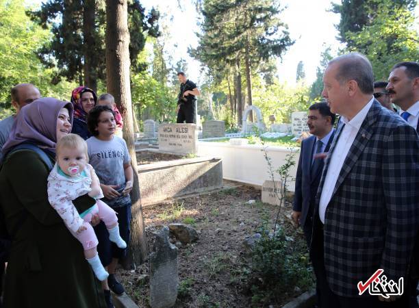عکس/ اردوغان بر سر مزار پدر و مادرش حضور یافت