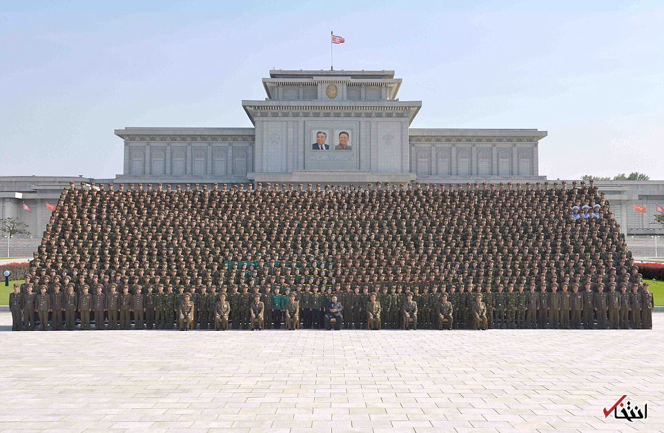 عکس یادگاری کیم جونگ اون با نیروهای جوان ارتش کره شمالی