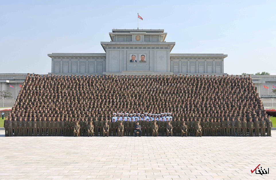 عکس یادگاری کیم جونگ اون با نیروهای جوان ارتش کره شمالی