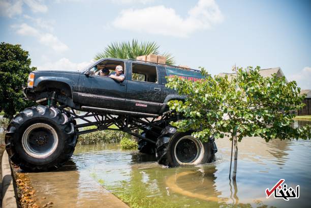 عکس/ خودروهای غول پیکر، فرشته نجات طوفان زدگان تگزاس