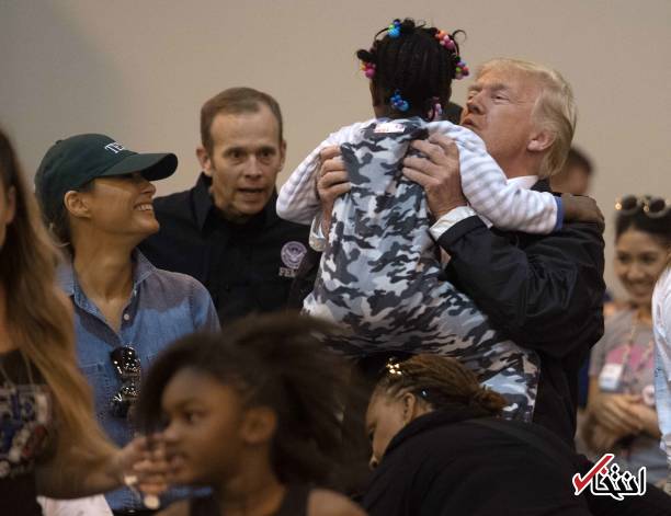 تصاویر : کمک رسانی دونالد ترامپ و همسرش به طوفان زدگان دو ایالت