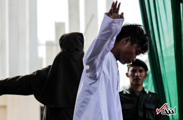 عکس/ مجازات یک زن و مرد به دلیل نقض قانون شریعت در اندونزی