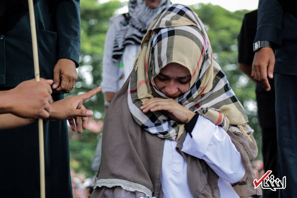 عکس/ مجازات یک زن و مرد به دلیل نقض قانون شریعت در اندونزی