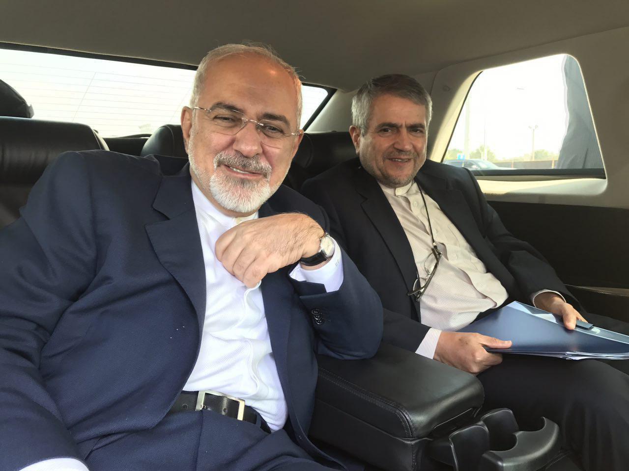 عکس / ظریف در انتظار  روحانی در فرودگاه جان اف کندی