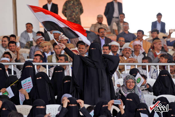 تصاویر : اجتماع بزرگ انقلاب در یمن؛ رژه با خودروهای غنیمت گرفته شده