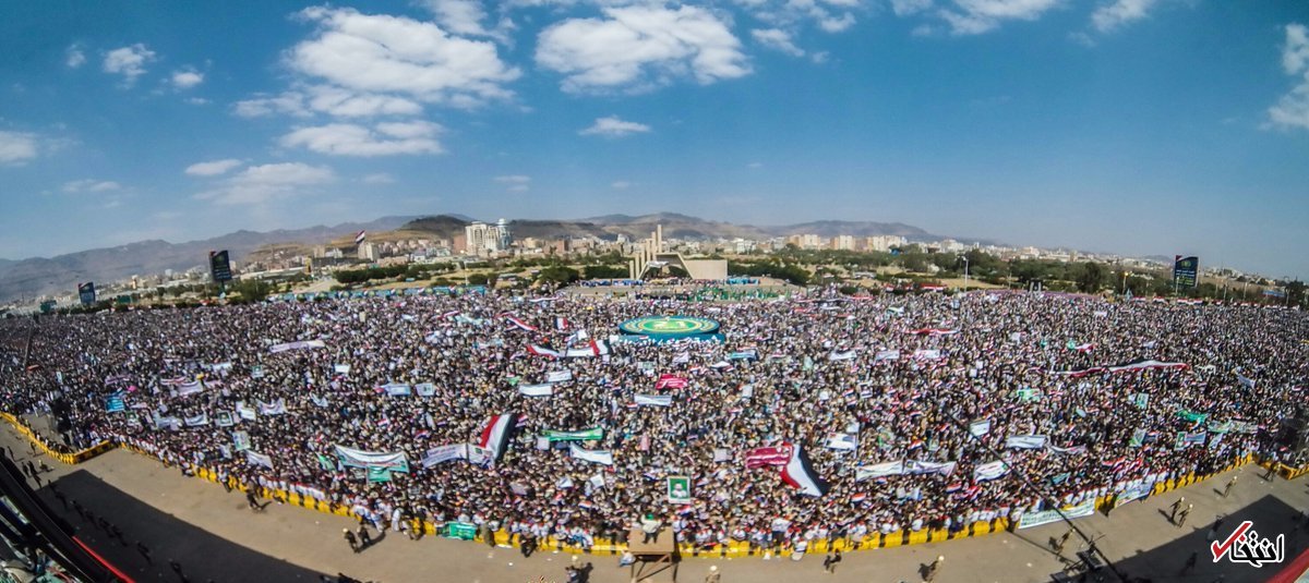 تصاویر : اجتماع بزرگ انقلاب در یمن؛ رژه با خودروهای زرهی غنیمت گرفته شده