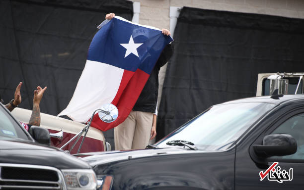 عکس/ ترامپ پرچم تگزاس را بالا برد