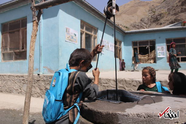 عکس/ دانش‌آموزان افغان از چاه آب می‌کشند و می‌خورند
