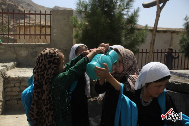 عکس/ دانش‌آموزان افغان از چاه آب می‌کشند و می‌خورند