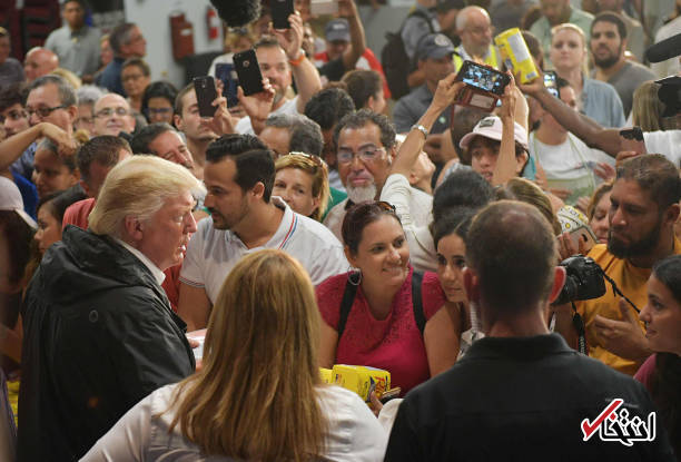 تصاویر : رفتار نامتعارف ترامپ در جریان بازدید از جزیره طوفان زده پورتوریکو
