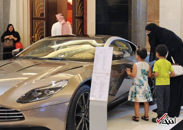 عکس/ زنان عربستانی در حال خرید خودروهای لوکس