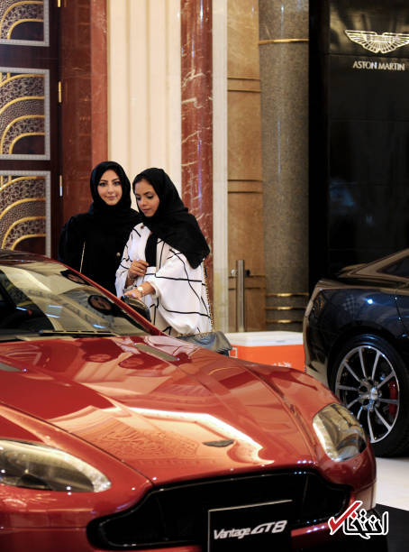 عکس/ زنان عربستانی در حال خرید خودروهای لوکس