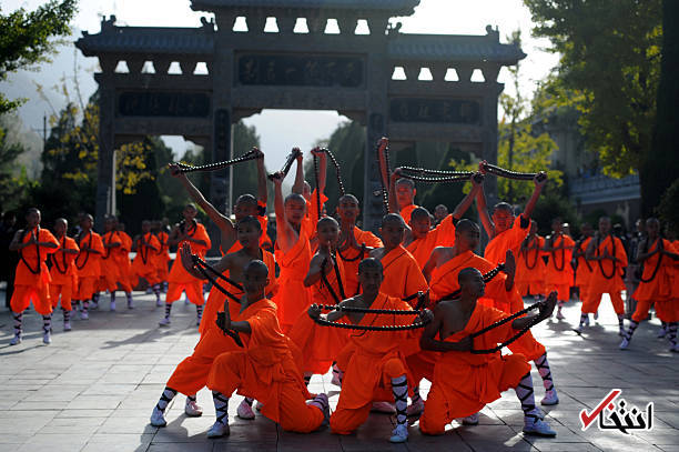 تصاویر : اجرای هنرهای رزمی برای گردشگران در معبد شائولین
