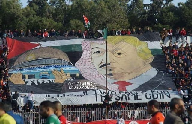 بنر اعتراض‌آمیز بازیکنان فوتبال الجزایر علیه ملک سلمان و ترامپ / عربستان: این اقدام بدون پاسخ نمی‌ماند