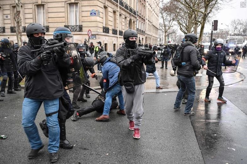تصاویر / سرکوب هزاران جلیقه زرد فرانسه با سلاح جدید