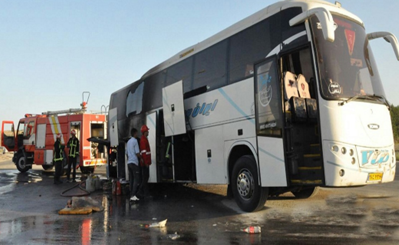 اتوبوس مسافران در ایلام دچار آتش سوزی شد