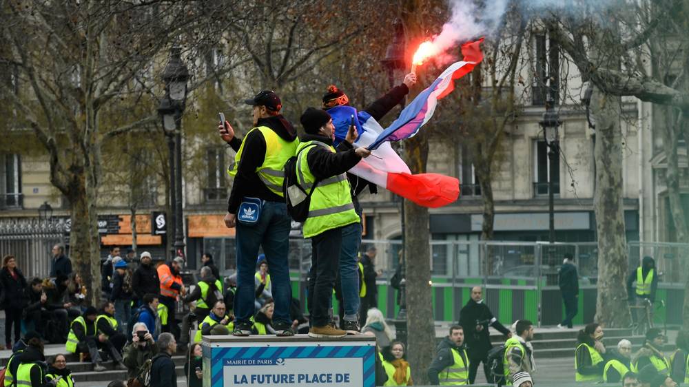 ورود خودرو به میان جمعیت تظاهرات‌کنندگان در فرانسه