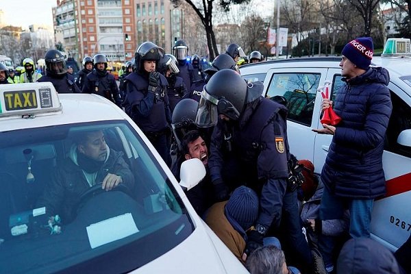 پلیس اسپانیا با معترضان در مادرید درگیر شد