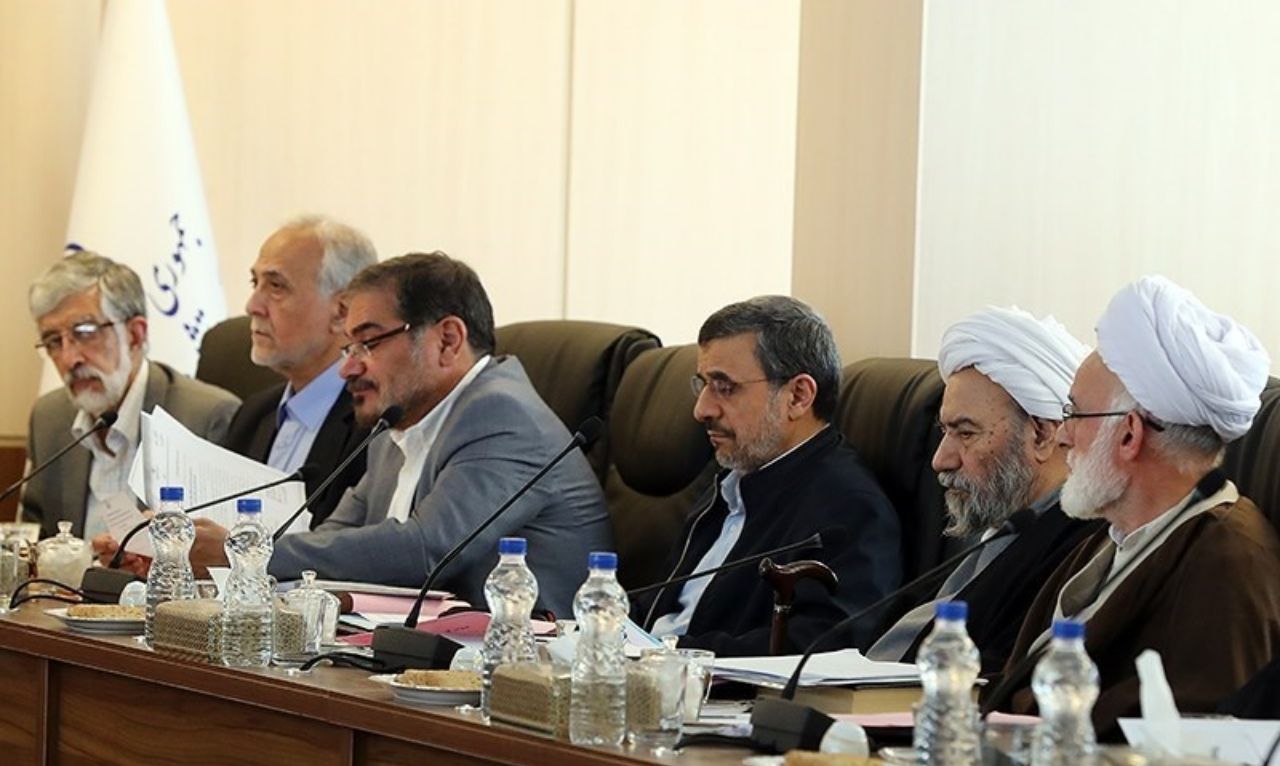 سردرگمی احمدی‌نژاد بین حضور یا عدم حضور در مجمع تشخیص/ روزهای بن‌بست مرد پرحاشیه