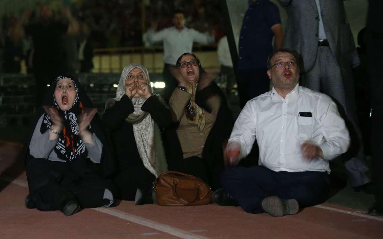 عکس/ تشویق تیم ملی توسط نمایندگان مجلس در استادیوم آزادی، هنگام تماشای دیدار ایران و اسپانیا