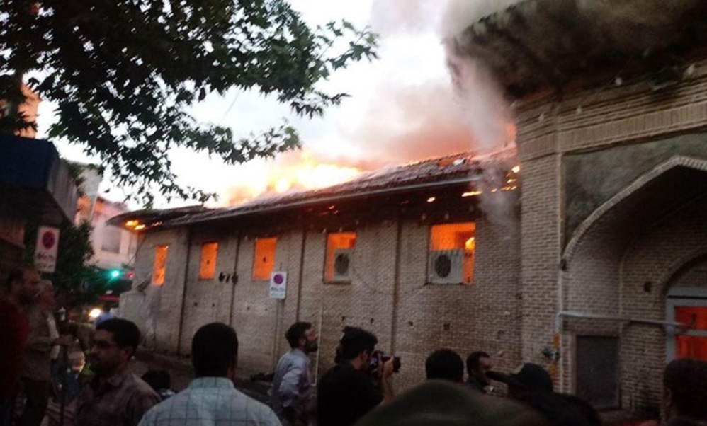 آتش کل مسجد جامع ساری را فرا گرفت/سرایت حریق به مغازه‌های اطراف مسجد