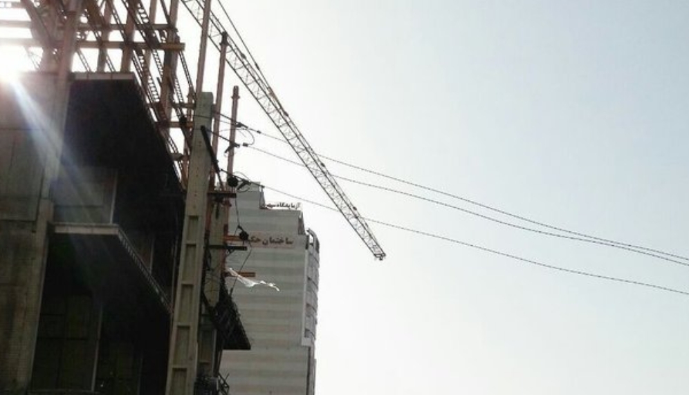تخلیه ساختمانهای مجاور حادثه کجی چرثقیل در چهار راه طالقانی ؛ انسداد خیابان بهشتی کرج