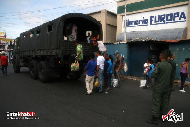 عکس/ روش عجیب حمل و نقل مسافران در ونزوئلا