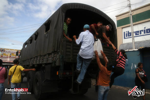 عکس/ روش عجیب حمل و نقل مسافران در ونزوئلا