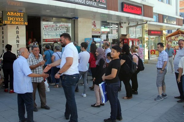 کمپین‌های مردمی در ترکیه برای حمایت از «لیر» و «پول ملی» +تصاویر
