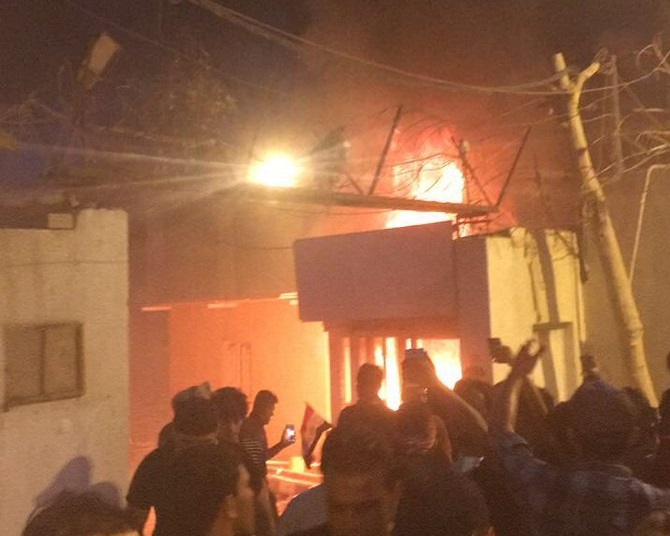 حمله معترضان در بصره به کنسولگری ایران / انتشار گزارش هایی در مورد به آتش کشیده شدن کنسولگری