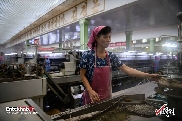 عکس/ زنان شاغل در کارخانه نساجی در کره شمالی