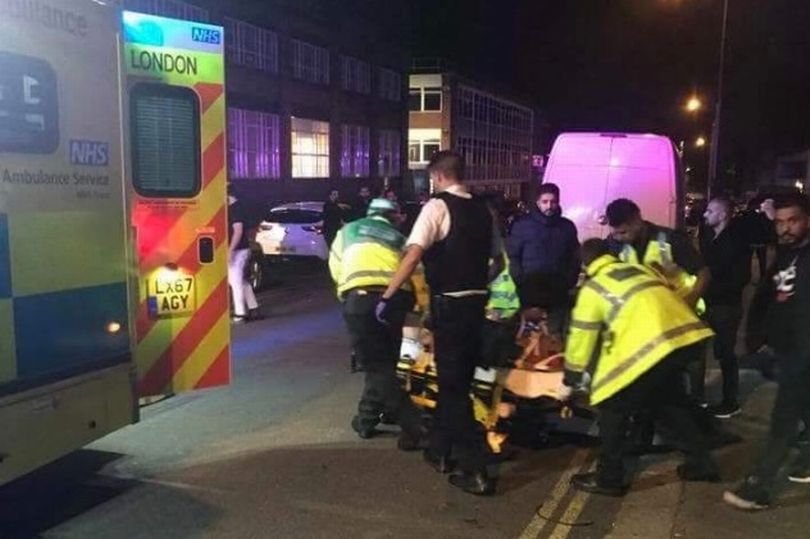حمله یک خودرو به عابران پیاده مقابل یک مسجد در لندن +تصاویر