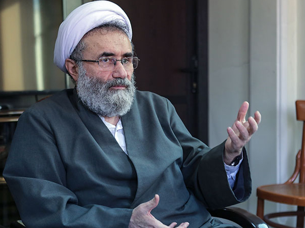 خط امام مدتهاست که به انزوا کشانده شده  / عده‌ای با تفکر انحرافی «خود اسلام پنداری» هر کس که مثل آنها فکر نکند را رمی و حذف می‌کنند / در حوزه‌ روشنفکران زیادی حضور دارند که به جرم تبعیت نکردن از همین چند نفر متهم به انقلابی نبودن می‌شوند / با وجود این تخریب چی‌های ماهر، نیازی به دشمنان خارجی نیست