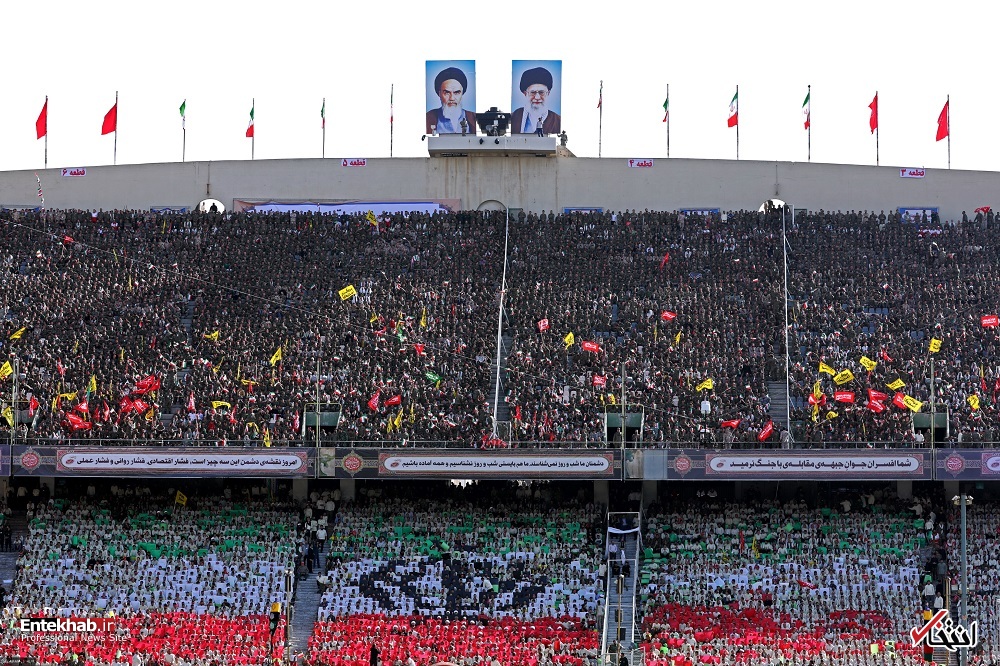 تصاویر : حضور رهبر انقلاب در اجتماع ده‌ها هزار نفری بسیجیان در ورزشگاه آزادی
