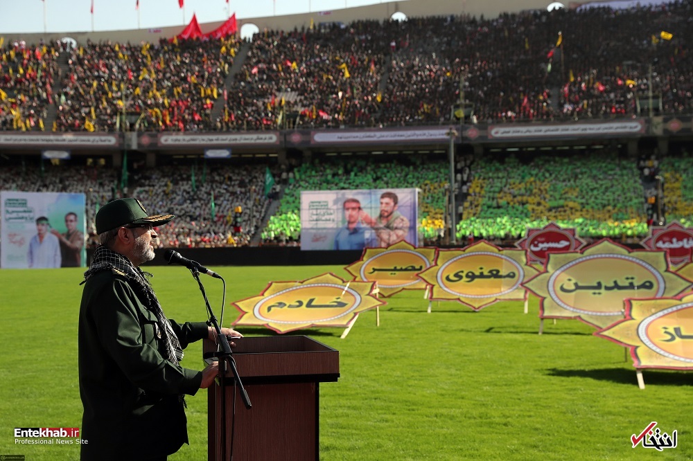 تصاویر : حضور رهبر انقلاب در اجتماع ده‌ها هزار نفری بسیجیان در ورزشگاه آزادی