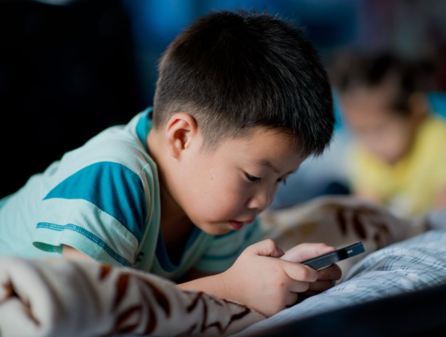 4 روش برای کاهش مضرات بازی کودکان با تلفن همراه