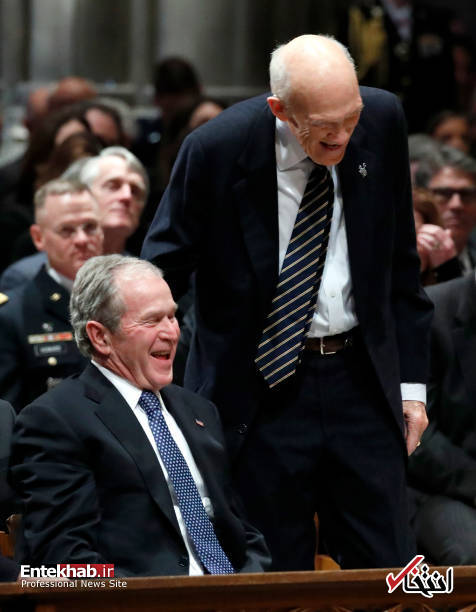 عکس/ اشک‌ها و خنده‌های جورج بوش در مراسم تشییع جنازه پدرش