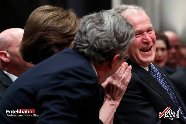 عکس/ اشک‌ها و خنده‌های جورج بوش در مراسم تشییع جنازه پدرش