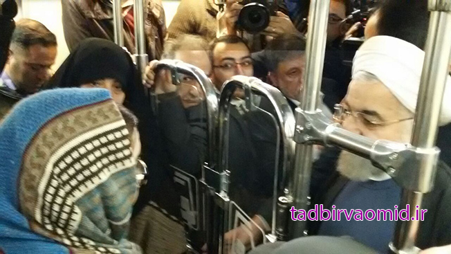 حضور رئیس جمهور در مترو و گفتگوی رو در رو با مردم + تصاویر