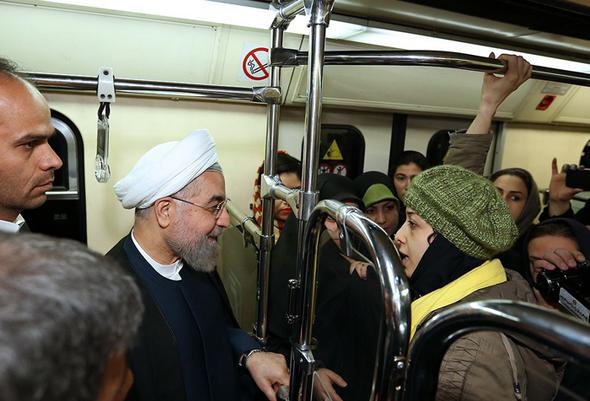 تصاویر : روحانی سوار بر مترو