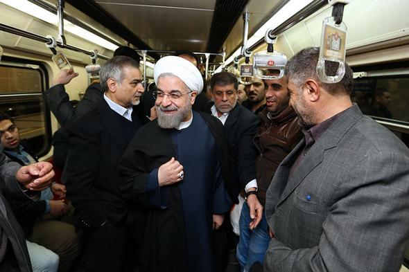 تصاویر : روحانی سوار بر مترو