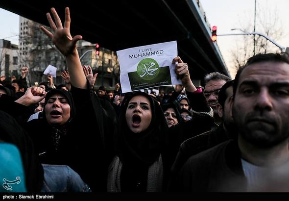 تصاویر : تجمع مقابل سفارت فرانسه در اعتراض به هتک حرمت پیامبر(ص)