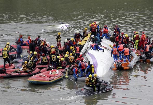 تصاویر : سقوط هواپیمای تایوانی در رودخانه