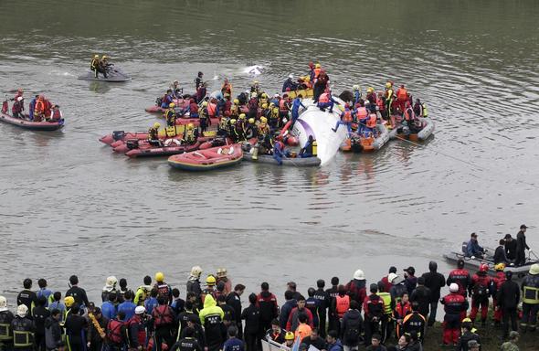 تصاویر : سقوط هواپیمای تایوانی در رودخانه