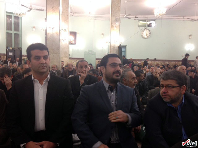تصویر: خوش و بش حسین شریعتمداری و سعید مرتضوی در مراسم ترحیم مادر احمدی نژاد