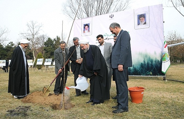 کاشت نهال توسط روحانی در آستانه روز درختکاری+عکس