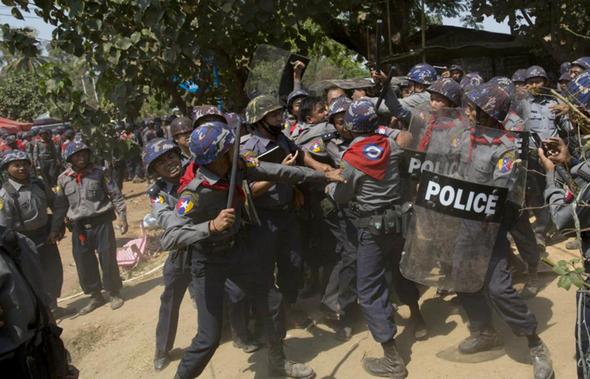 تصاویر : حمله پلیس میانمار به دانشجویان