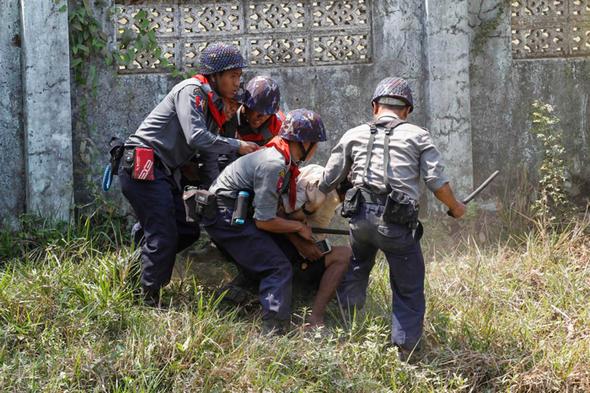 تصاویر : حمله پلیس میانمار به دانشجویان